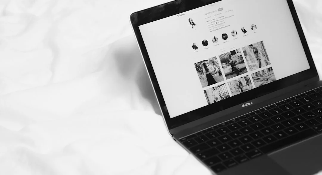 Un espace de travail contemporain mettant en avant un ordinateur portable, une tablette et des smartphones, idéal pour un usage technologique et freelance.