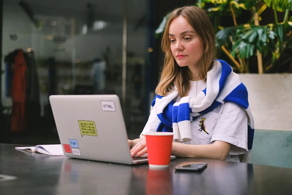 Vue plongeante sur un bureau de bureau moderne et élégant, avec un ordinateur portable, une tablette et des accessoires.